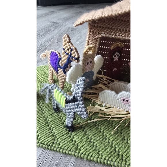 Nativity Scene Handmade Needlepoint Plastic Canvas 3D Excellent ~ Christmas - Picture 4 of 16